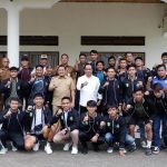 PELEPASAN : Bupati Bungo H. Mashuri didampingi ketua ASKAB PSSI Bungo Jumiwan Aguza melepas kontingen Gubernur Cup Bungo